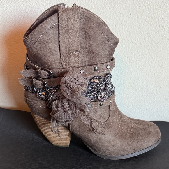 Not Rated Sz 8.5 Embellished Taupe Ankle Boots - Picture 7 of 9
